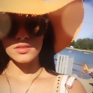 Meet your Posher, Casandra